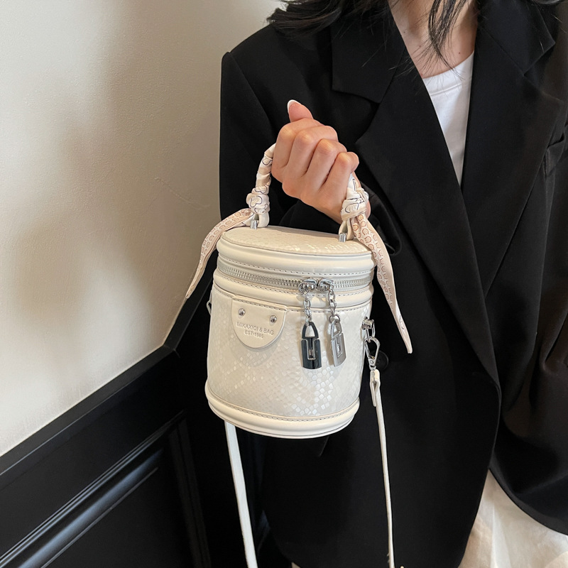 A niche design hand-held bucket bag for women, 2025 new high-end quality commuter single-shoulder bag, retro and versatile crossbody bag details Picture