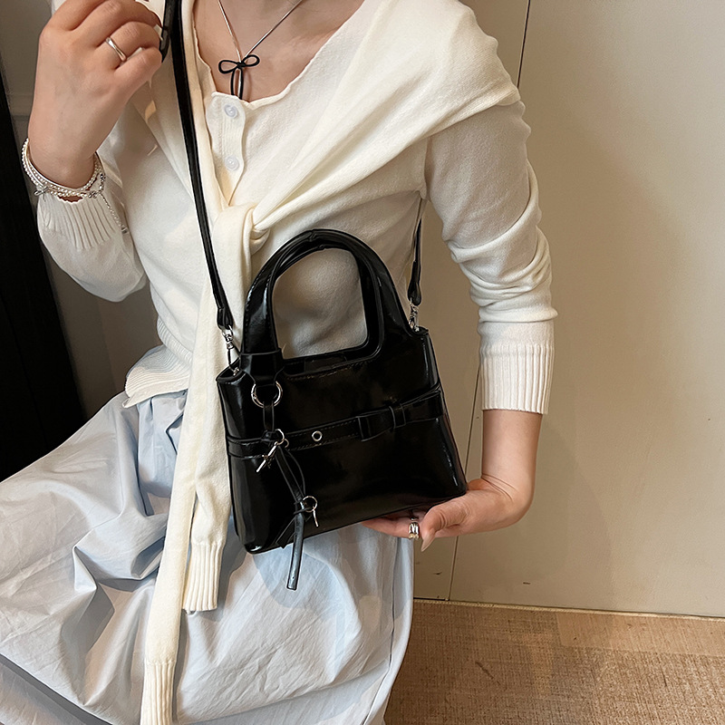 The 2025 new Korean-style high-end bow handbag is fashionable, stylish, light luxury and versatile for commuting. It is a single-shoulder crossbody bag Application Scenario