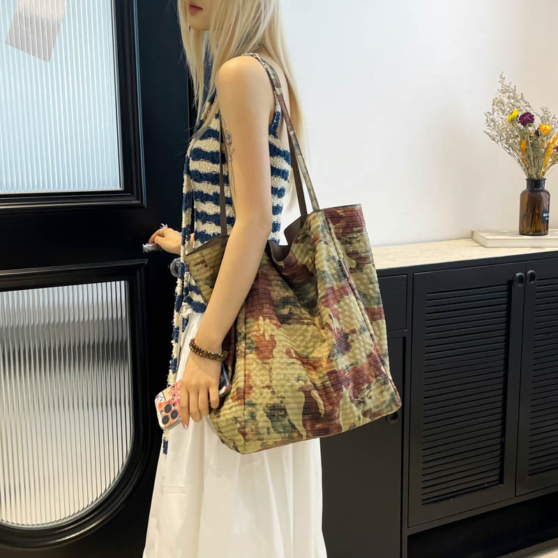 Camouflage tote bag, cool underarm bag, new summer 2025 lightweight canvas bag for going out, large-capacity single-shoulder bag Specification drawing