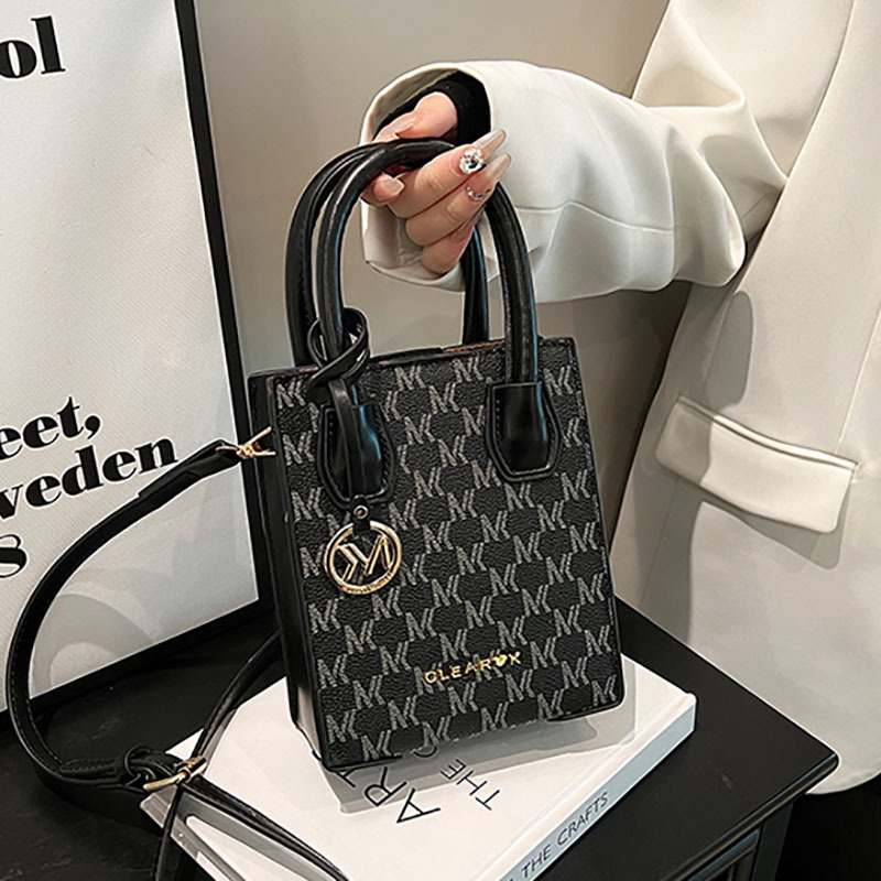 The 2025 new stylish small crossbody bag for women is versatile and features a high-end diamond-shaped texture. It is a niche single-shoulder handbag details Picture