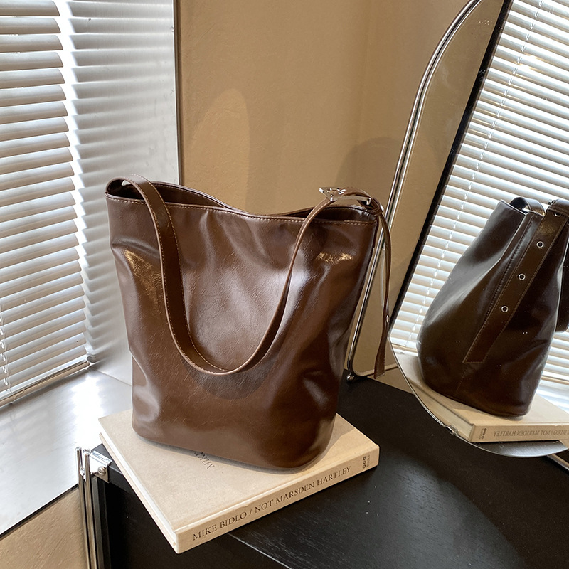 High-end oil-leather large-capacity bag for women 2024 new style, trendy and versatile commuting single-shoulder crossbody bag, fashionable tote bag details Picture