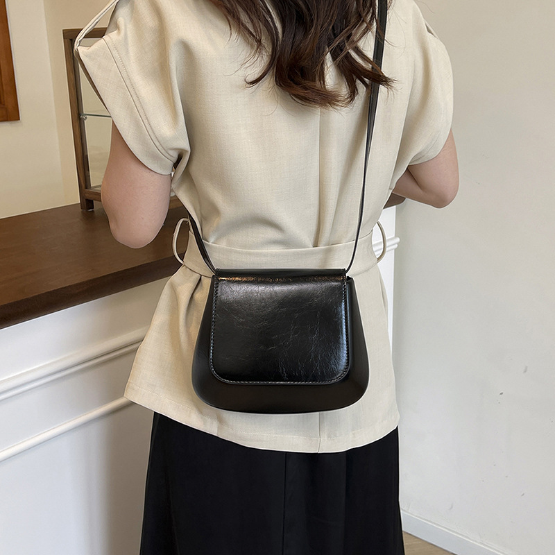 The 2025 new style of women's bags: simple solid-color chestnut bag, niche design, commuting saddle bag, crossbody small square bag for women details Picture