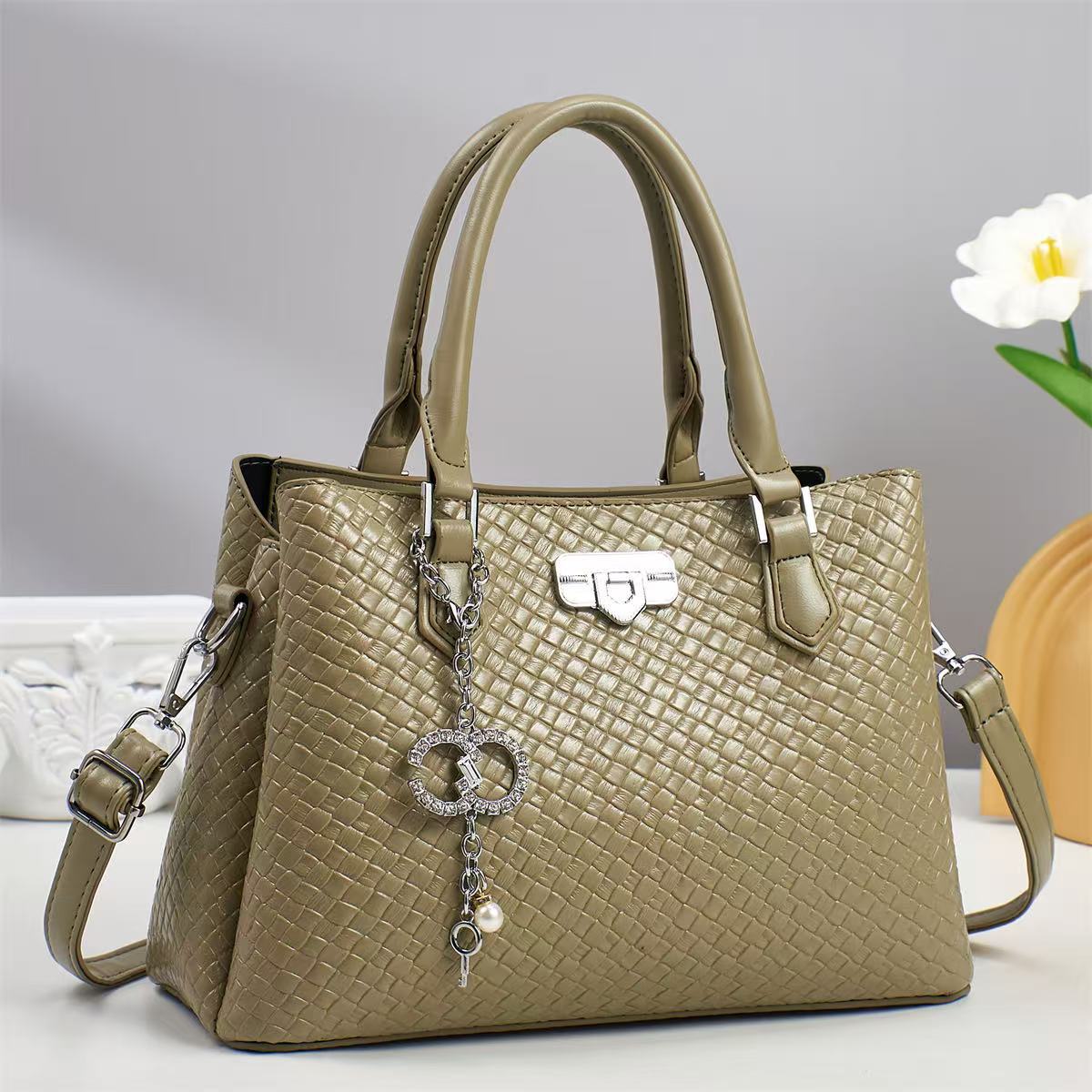 New woven fabric women's bag 2025, large capacity crossbody handbag, mom's bag, Valentine's Day gift Application Scenario