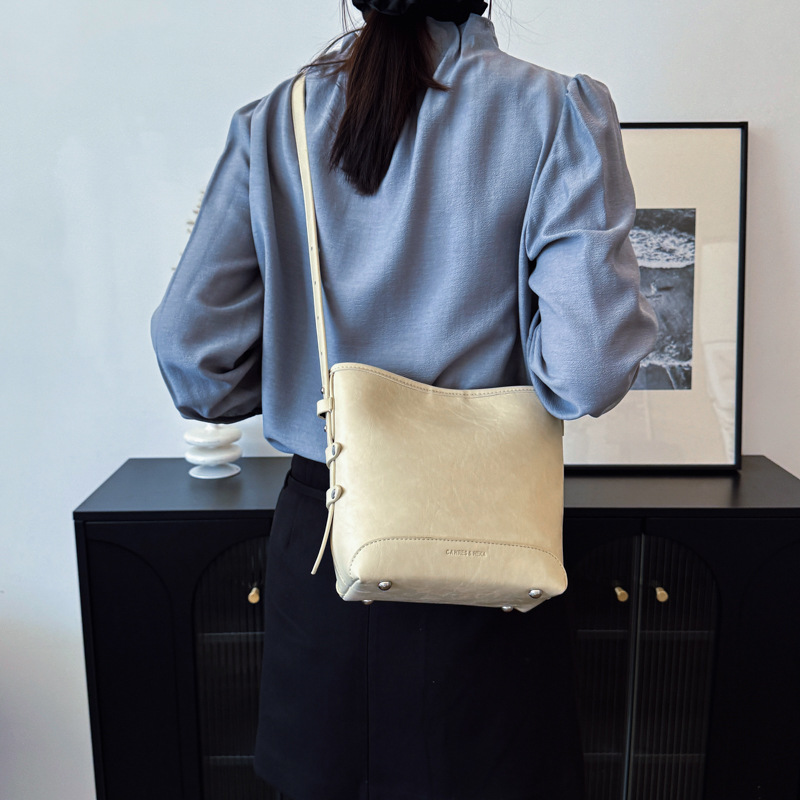 Retro large-capacity bag, versatile for women, 2024 new stylish and simple single-shoulder crossbody bag, casual ladies' bucket bag details Picture