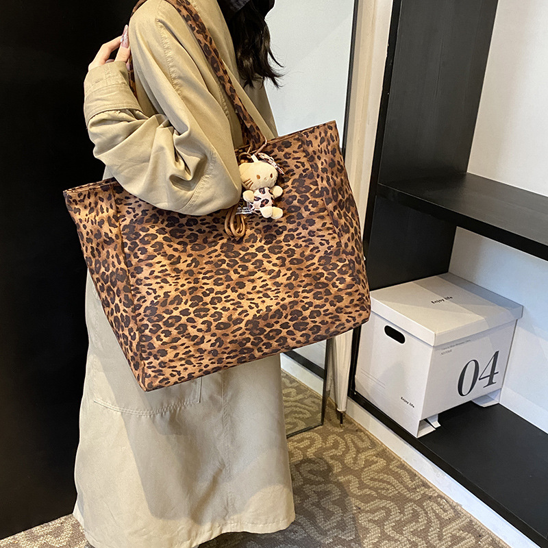 This year, leopard print bags are in vogue. The 2024 new style for women's work and commuting, large-capacity single-shoulder bags, and casual and versatile tote bags are all in vogue Application Scenario