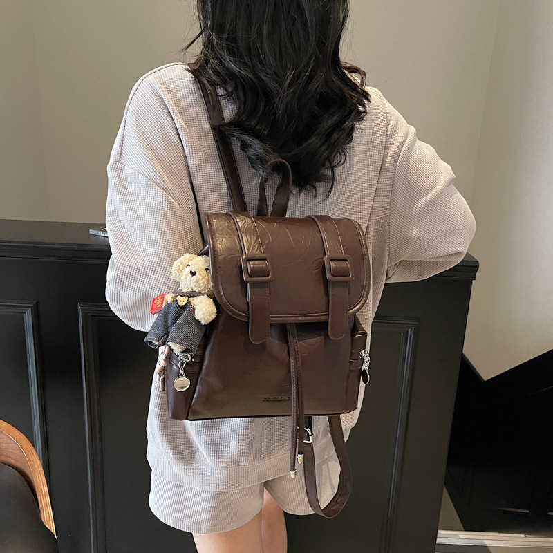 A retro, fashionable and trendy large-capacity small backpack for women in 2025, a stylish, versatile and simple backpack for going out and playing Application Scenario