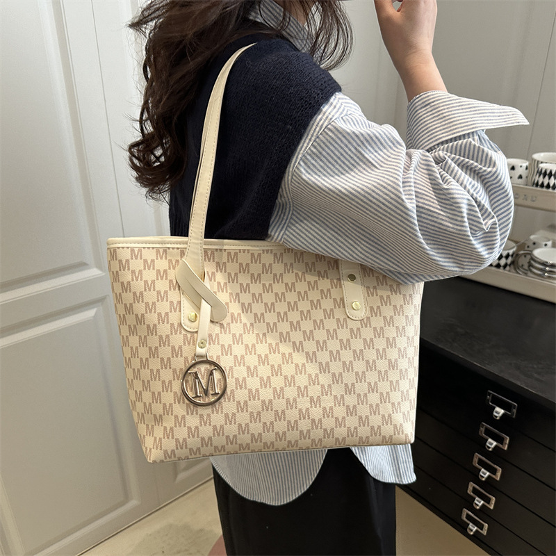 "Commuter Tote bag for Women 2025 New Spring Niche Fashion single-shoulder bag with large capacity handbag. details Picture