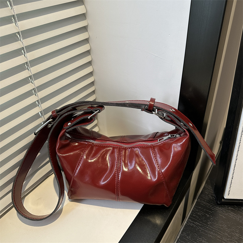 Retro oil wax leather crossbody bag, crescent bag, 2025 new style, trendy, large capacity, versatile single-shoulder bag, high-quality underarm women's bag full figure