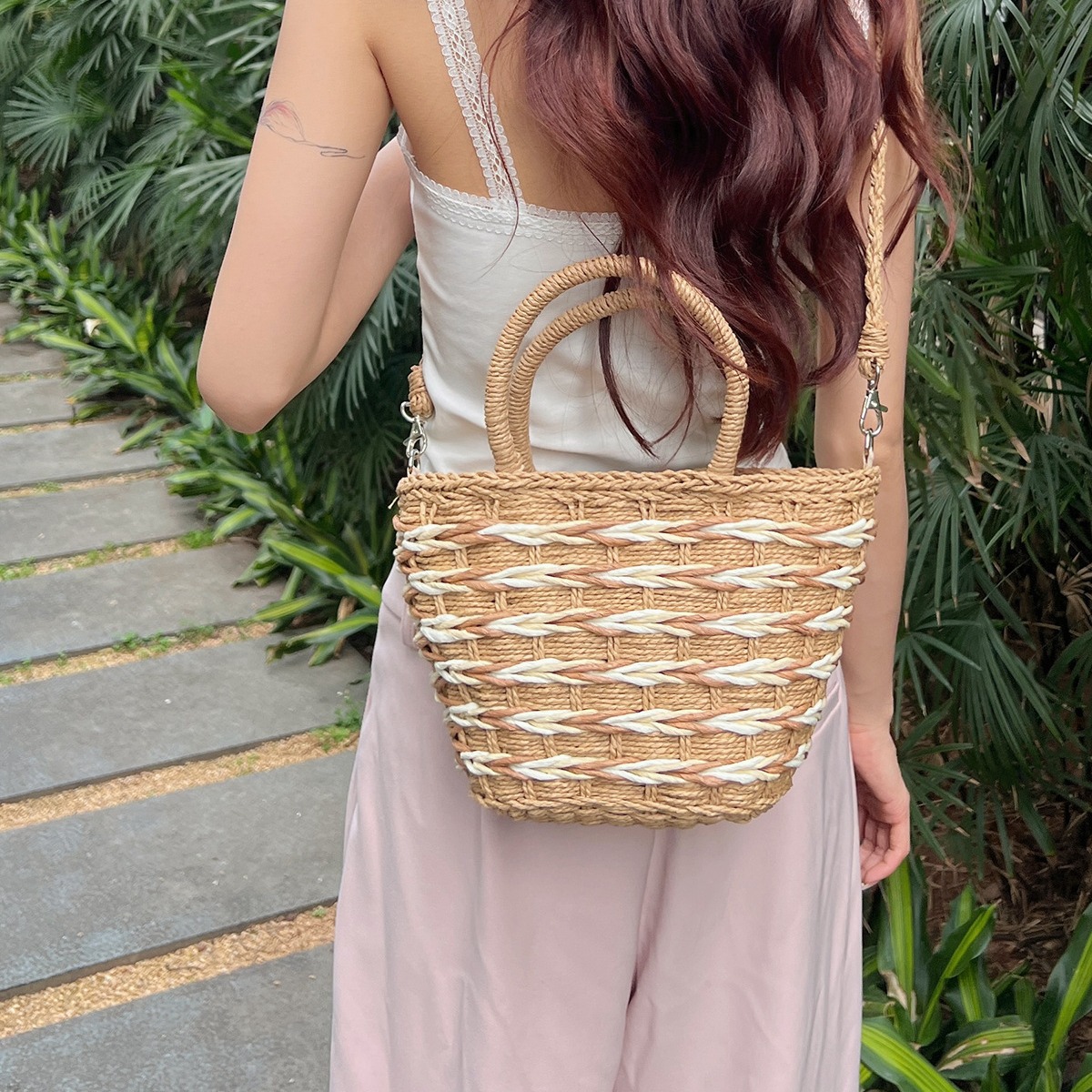 Vacation-style straw woven bag for women, 2024 new trendy single-shoulder crossbody bag, versatile woven bag, hand-held vegetable basket bag Application Scenario