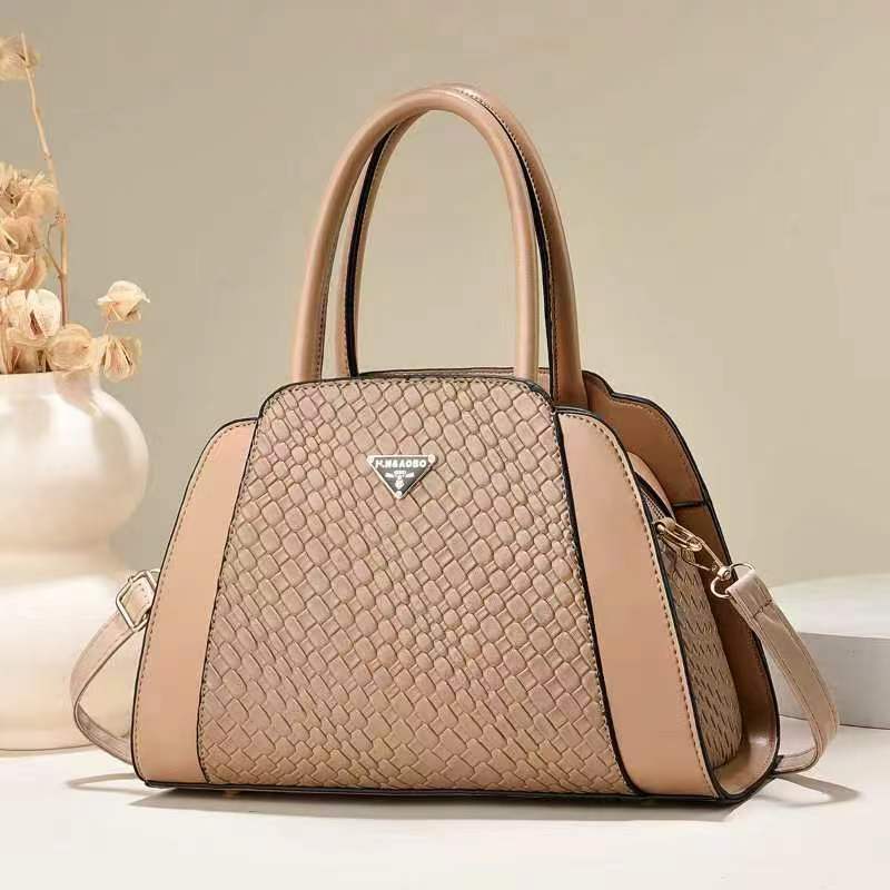 New stylish and elegant handbag for ladies with crocodile patterns, a trendy and stylish middle-aged single-shoulder crossbody handbag for women Application Scenario