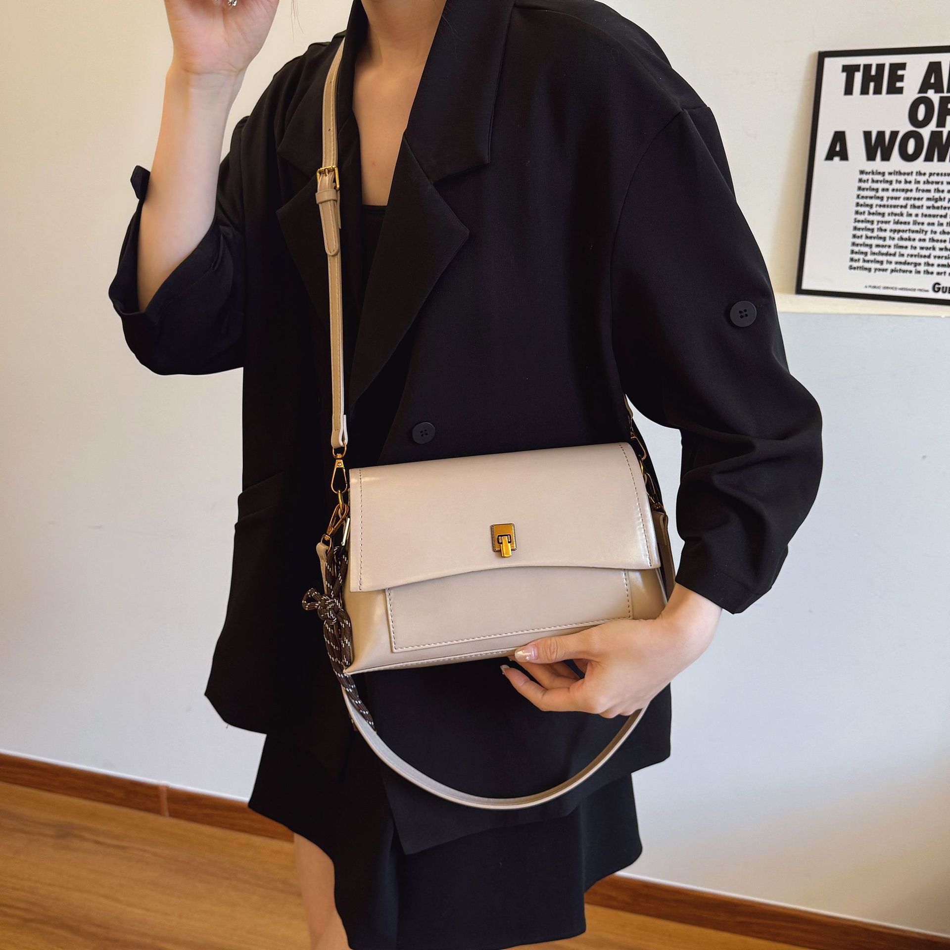 High-end retro oil wax leather underarm bag for women 2025 new style, simple and fashionable for commuting, versatile single-shoulder small square bag full figure