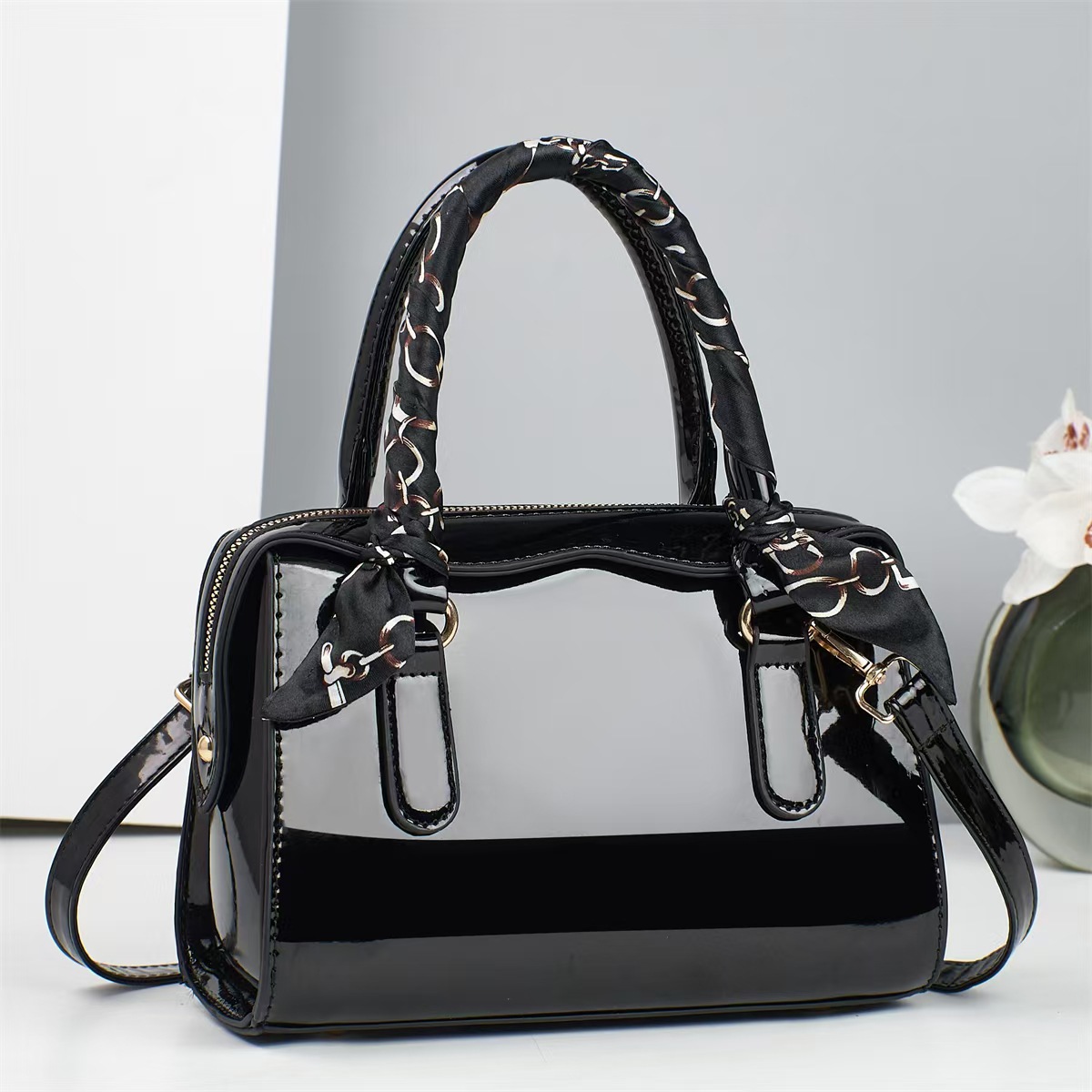 The new 2025 shiny leather pillow bag, large-capacity vintage middle-aged women's bag, casual single-shoulder crossbody bag, trendy full figure