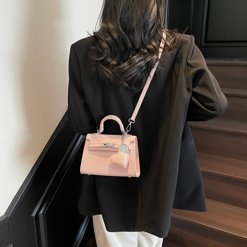 Fashionable and trendy Kelly bag for women 2025 Spring/Summer, a niche design single-shoulder bag with a sense of high-end crossbody Application Scenario