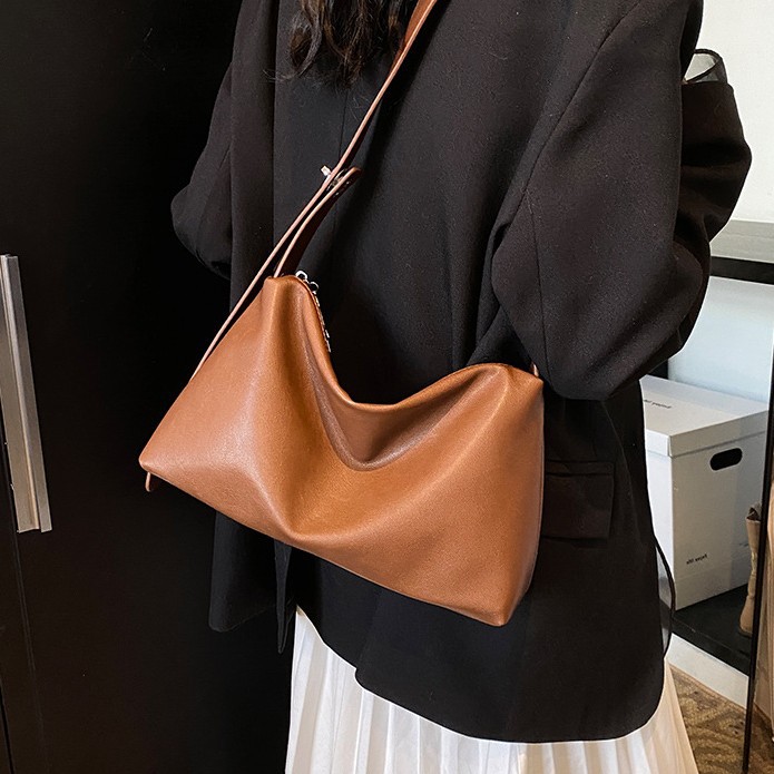 This is a new, stylish and versatile single-shoulder crossbody bag with a large capacity for women in 2025. It's a popular commuting dumpling bag this year full figure
