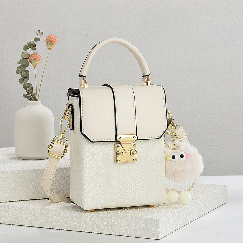 A new mini crossbody bag with a leopard print contrasting color, featuring a high-end women's mobile phone bag details Picture