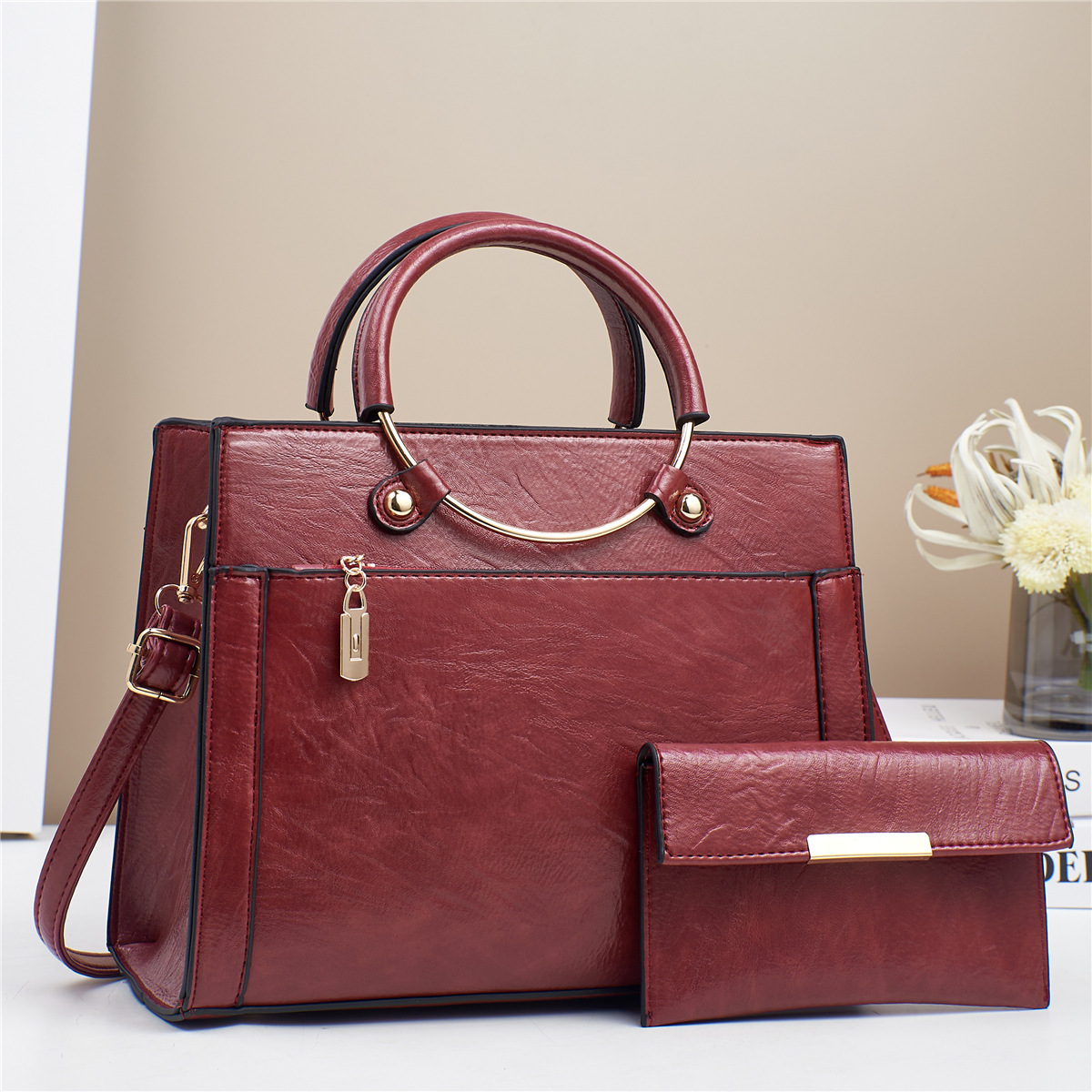 In 2024, there will be a best-selling winter large bag for foreign trade. It will be a new fashion item for women. The single-shoulder crossbody bag from the manufacturer is versatile and can be carried by hand Application Scenario