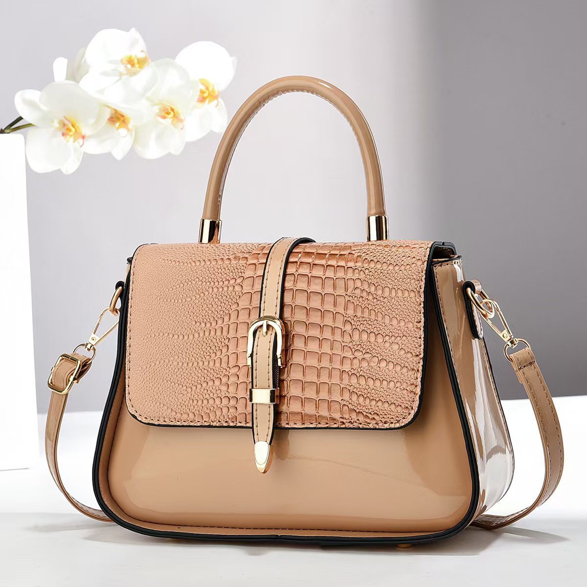This new fashionable handbag, a single-shoulder crossbody bag, is elegant and versatile. It's a must-have for middle-aged women in summer 2024 Application Scenario