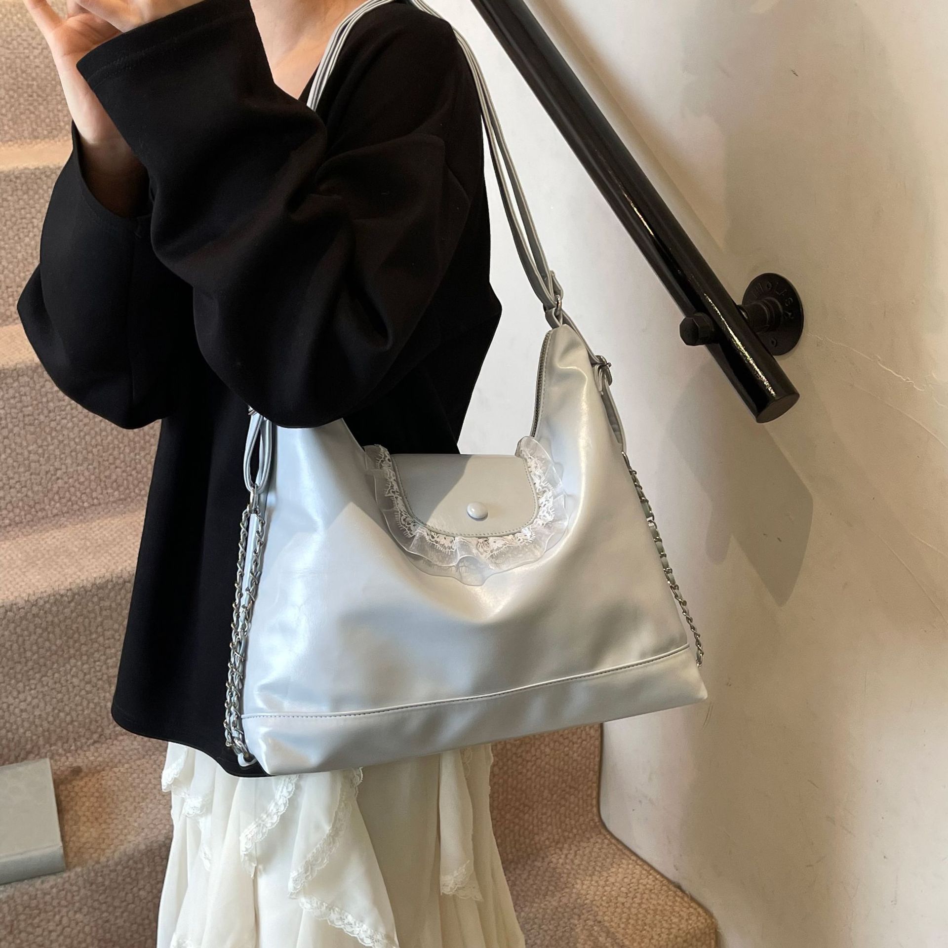 Large-capacity women's bag, new Spring 2025 style, casual, versatile and fashionable, student handbag for class, commuting backpack details Picture