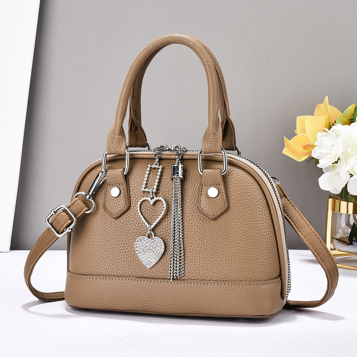 A new summer 2024 simple single-shoulder bag for women carrying a fashionable shell bag, a trendy and casual niche crossbody bag details Picture