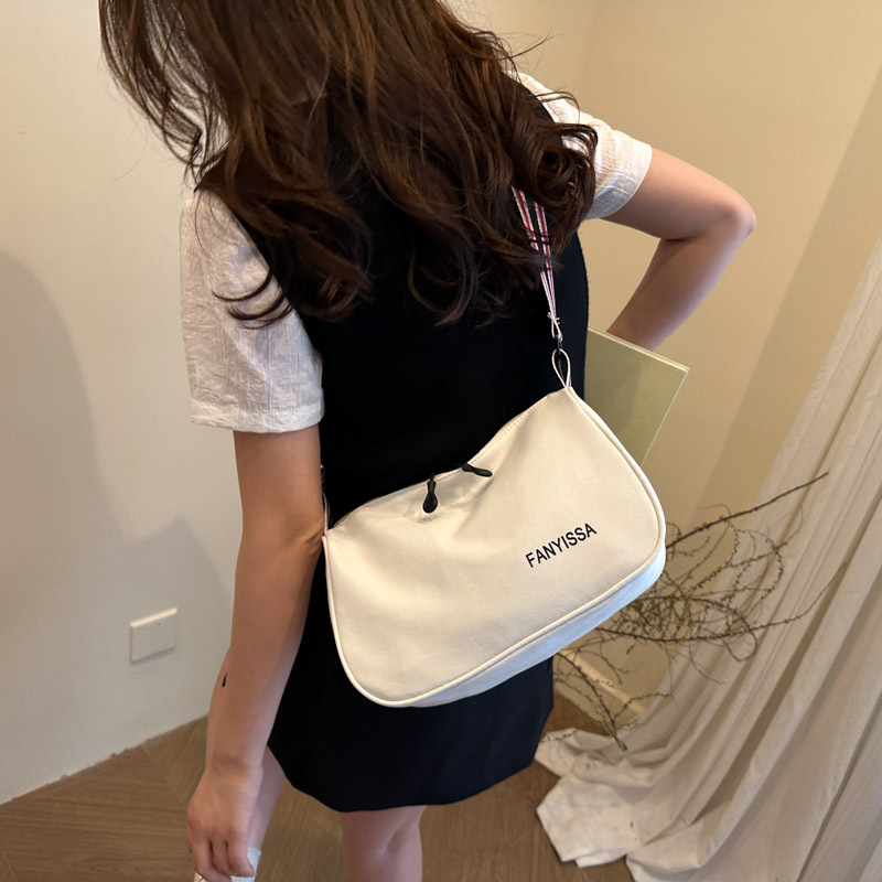 New Summer 2025 casual and simple underarm bag for women's commuting to work, large-capacity single-shoulder bag, fashionable underarm bag details Picture