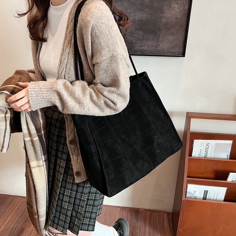 The 2024 new retro and trendy tote bag, a large-capacity single-shoulder bag, exudes a sense of sophistication and is a versatile commuter bag for women Application Scenario