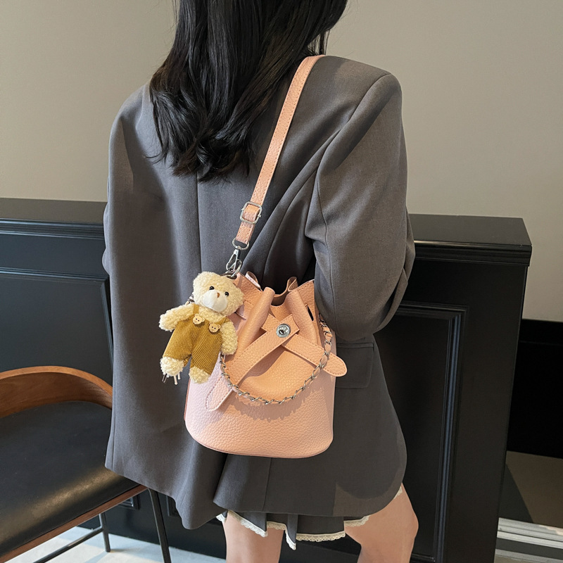 The 2025 new bestseller Korean-style bucket bag is a high-end single-shoulder bag with a sophisticated look and a versatile, casual and simple crossbody style details Picture