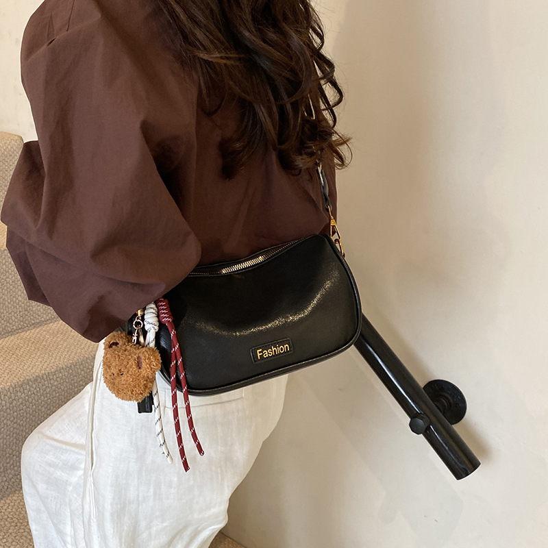 Wide-shoulder strap fashionable small crossbody bag, 2024 new trendy INS single-shoulder bag, stylish and fashionable Japanese and Korean casual bag Application Scenario