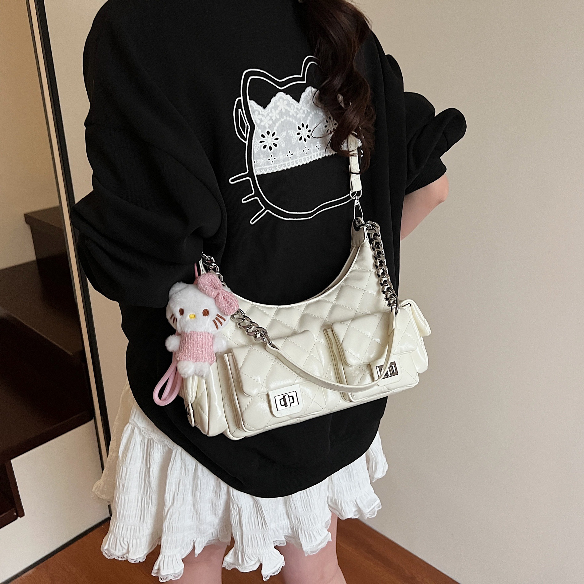 Diamond-shaped chain bag for women, new Spring/Summer 2025, a niche design, single-shoulder crossbody bag, motorcycle bag, casual underarm bag Application Scenario