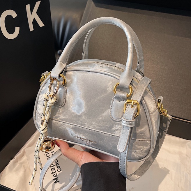 This is a super popular and fashionable handbag for women in 2025, featuring a high-end soft leather single-shoulder pillow bag and a Korean-style casual crossbody bag full figure