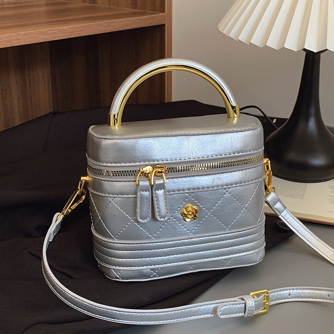 The diamond-shaped box small bag is a new, fashionable and niche quality crossbody bag for women in 2025. It is a popular and best-selling hand-held small square bag full figure