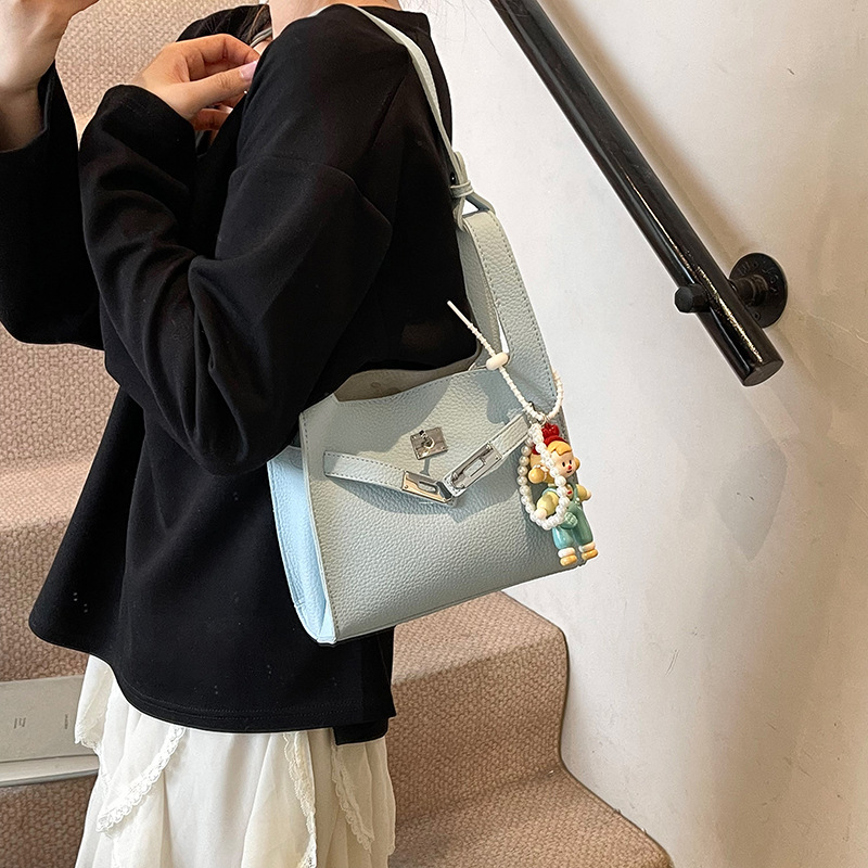 Cross-border niche design handbag, women's 2025 new style, high-end commuting retro versatile single-shoulder crossbody bag Application Scenario