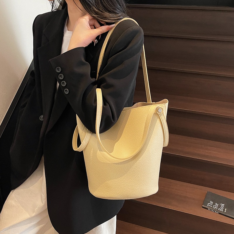 2025 New Korean style trendy and niche design mother-and-child bucket bag for women, large-capacity solid color simple and casual single-shoulder bag details Picture