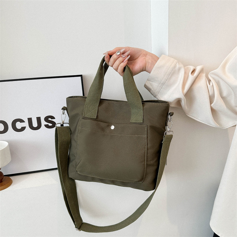 A large-capacity, fashionable Korean-style casual handbag for spring 2024, a versatile Instagram commuting single-shoulder crossbody bag full figure