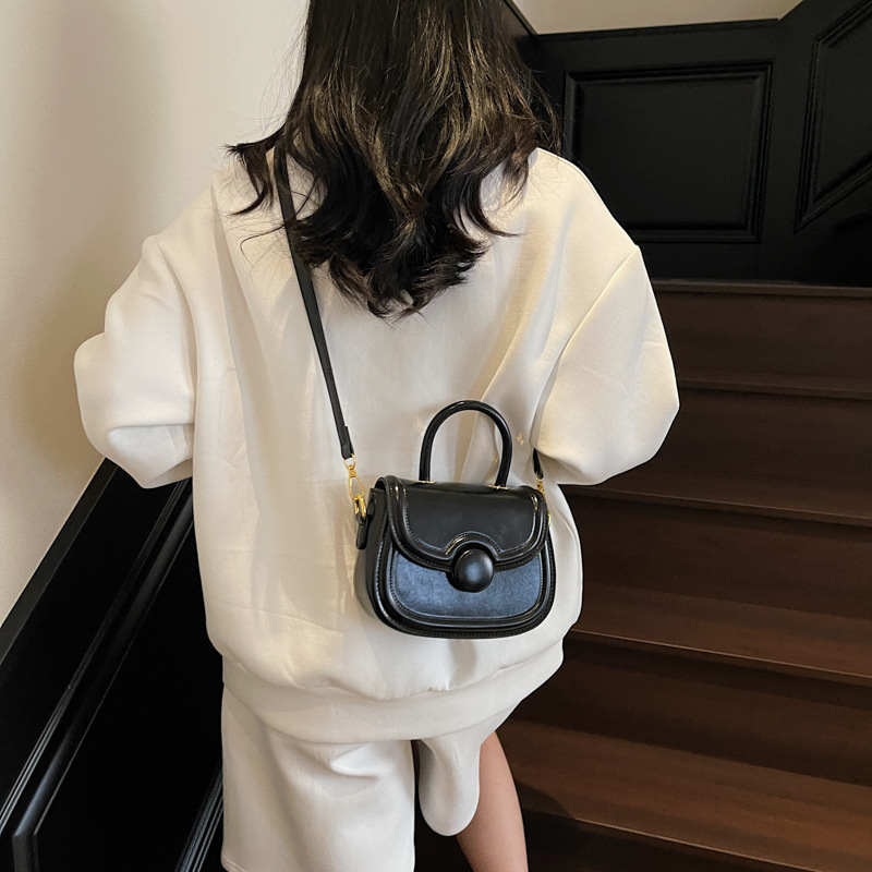 The retro hand-held bag for ladies in 2025 is a trendy and versatile single-shoulder bag with a high-end feel and a crossbody saddle Application Scenario