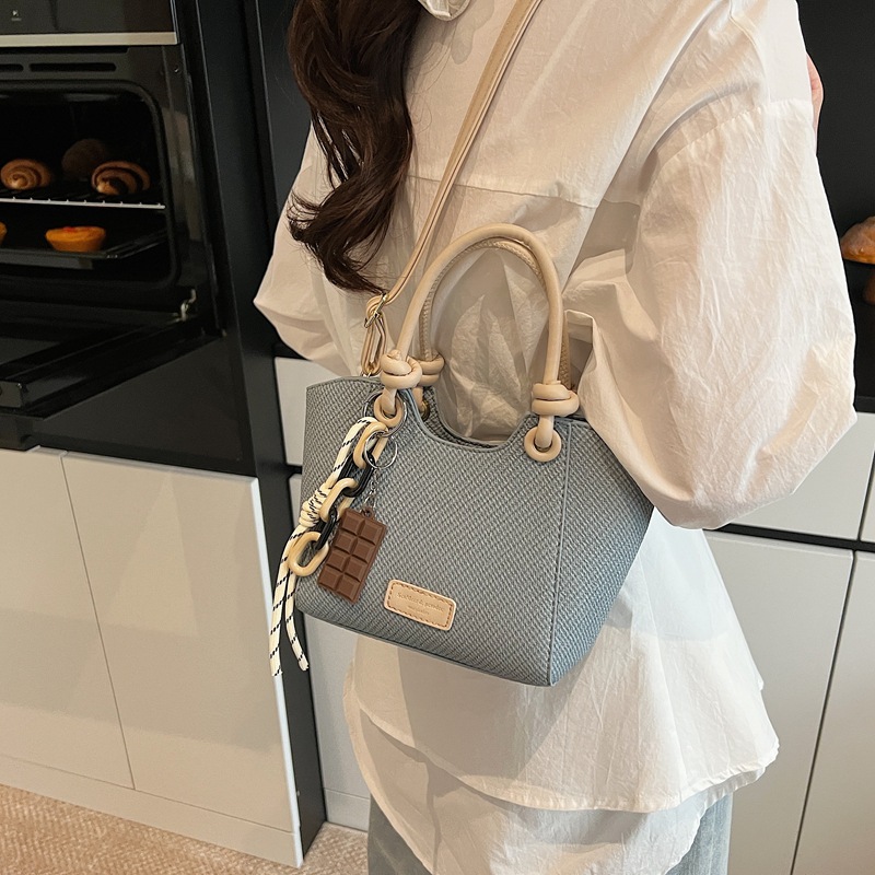 A trendy and fashionable hand-held bucket bag for women in 2025, featuring a high-end commuting look with woven patterns and a single-shoulder crossbody design details Picture
