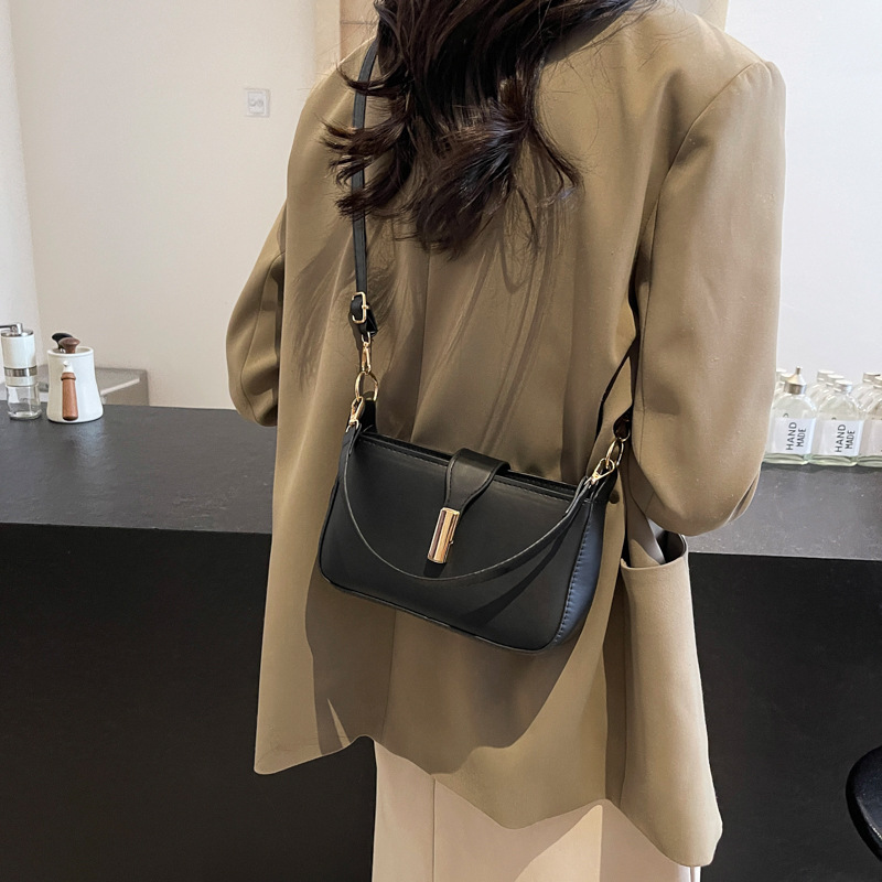 The new color contrast and patchwork women's bag for the 2024 autumn and winter season features a unique and high-quality design with a simple single-shoulder crossbody style, creating a cross-border trend details Picture