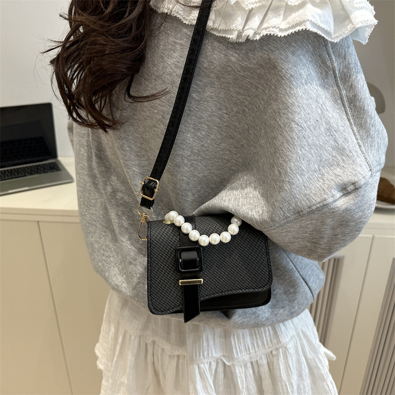 This is a stylish and versatile single-shoulder crossbody bag for women, featuring a fresh and elegant style. It's a small square bag with embroidered thread Specification drawing