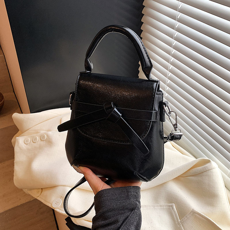 This is a stylish and versatile small square bag from 2025, featuring a simple and casual style. It is a high-end and trendy crossbody bag Specification drawing