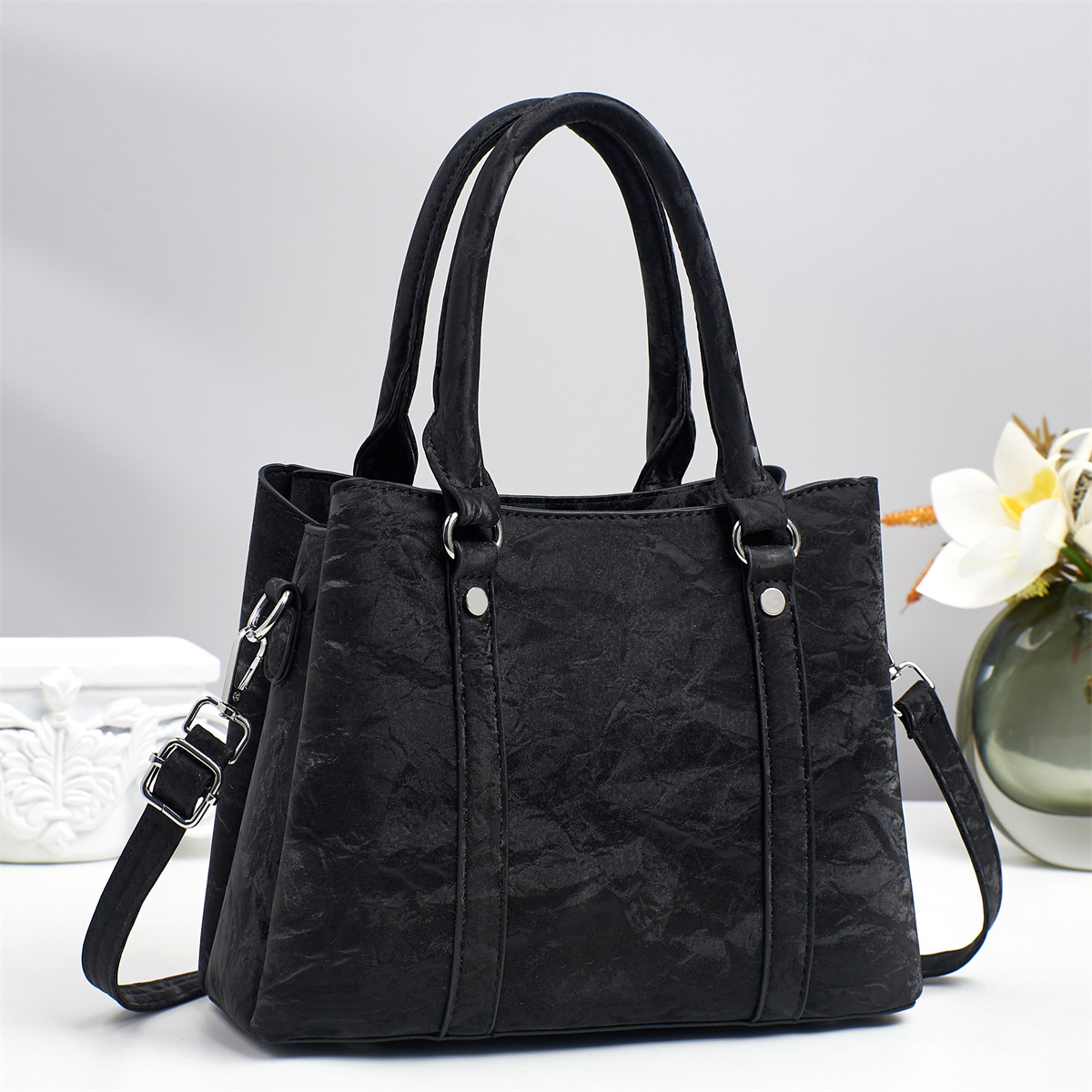 This new stylish handbag with a high-quality texture is versatile and has a large capacity for casual commuting. It is a high-quality single-shoulder crossbody bag for women details Picture