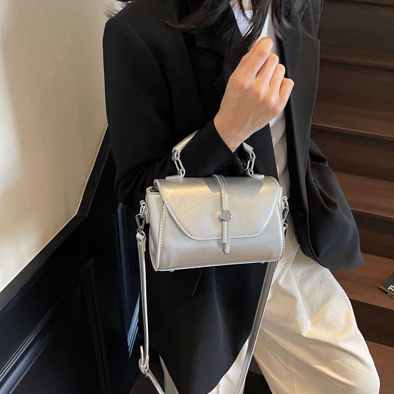 A new Spring/Summer 2025 fashionable and trendy solid-color handbag for women, a retro and versatile, casual and simple single-shoulder crossbody bag details Picture