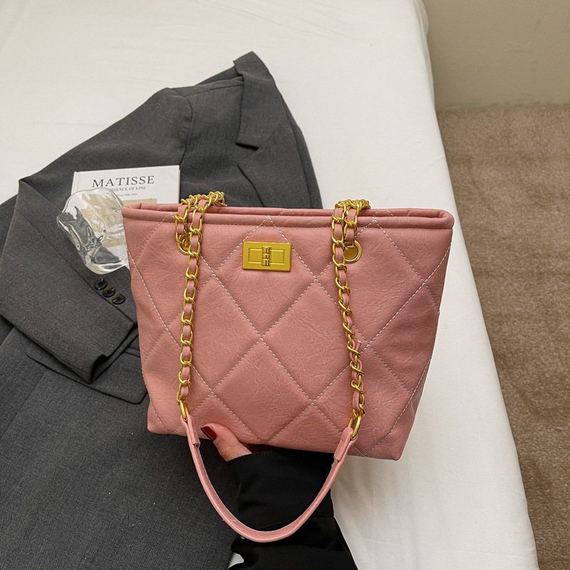 Diamond-shaped chain bag for women, 2025 new style, trendy and fashionable single-shoulder bag, casual large-capacity tote bag, commuting large bag Application Scenario