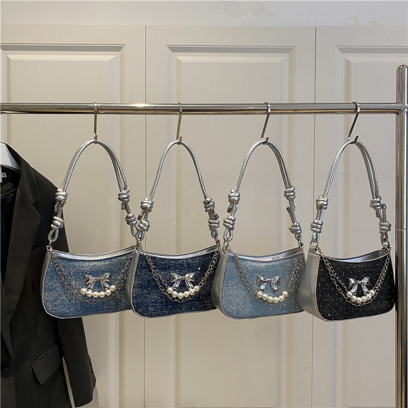A new, high-quality single-shoulder crossbody bag with a Korean-style fashionable chain bag, featuring a niche design for underarm women Application Scenario