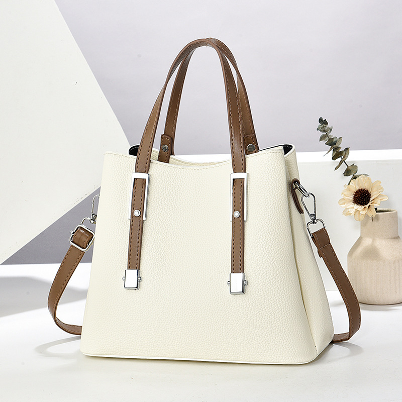 The 2024 new style of women's handbag is a stylish and retro single-shoulder bag with a sense of high-end crossbody Application Scenario