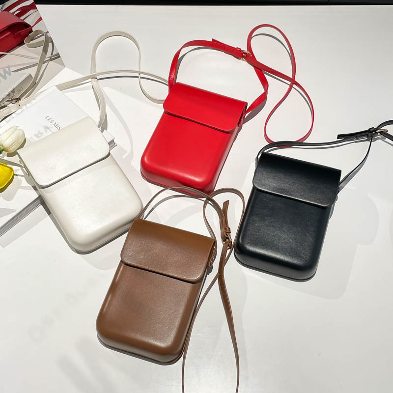 2025 Cross-border new press case mobile phone bag, solid color, simple and high-end, single-shoulder crossbody small square bag, fashionable and versatile women's bag Application Scenario