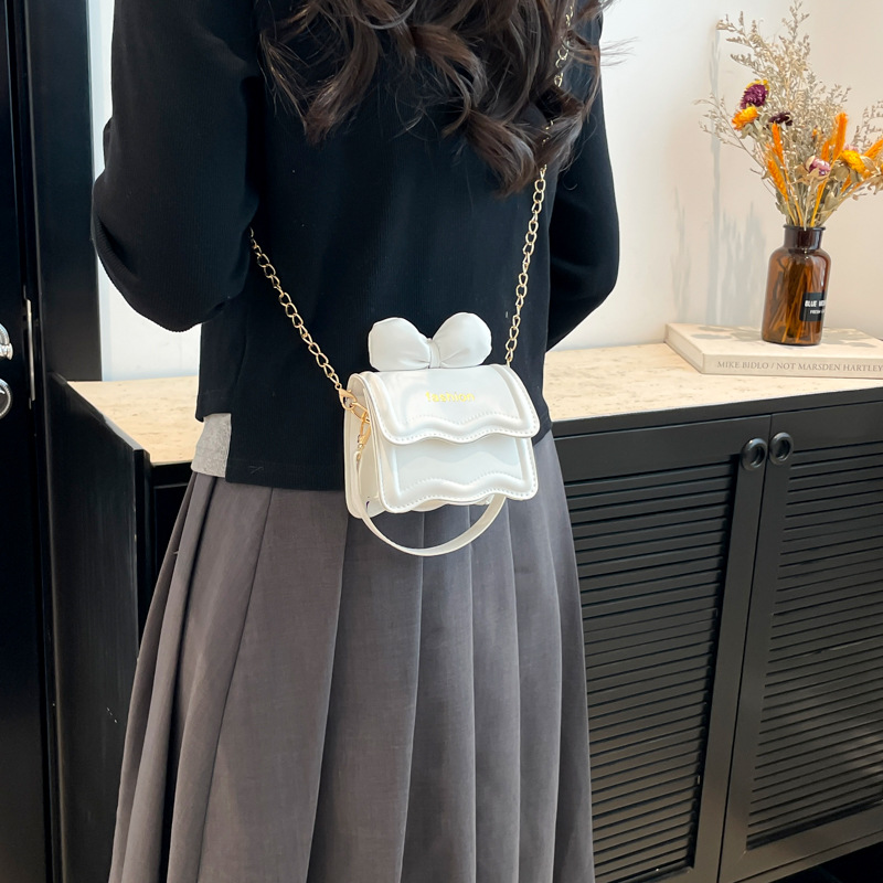 This high-quality underarm small bag is a new summer fashion and versatile single-shoulder bag for women in 2025. It features a niche design and a commuting chain bag Specification drawing