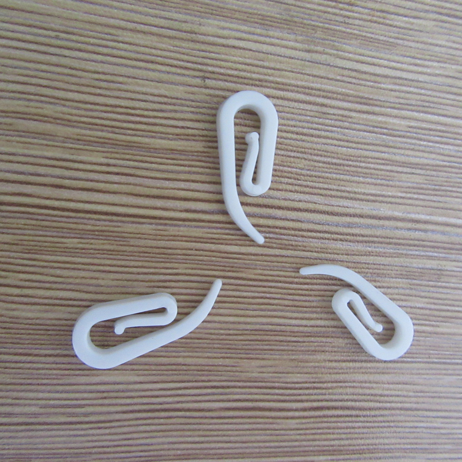 Plastic curtain hooks are in stock and available for curtain accessories. 6-character white plastic curtain hooks, curtain plastic hooks, and curtain rings details Picture