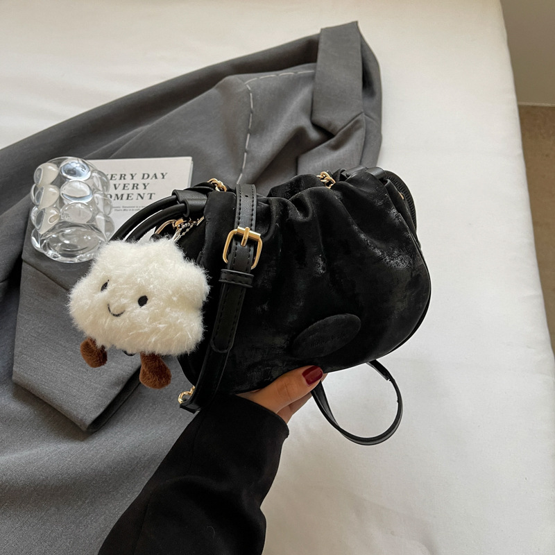 This is a new 2024 stylish and versatile Korean-style pleated single-shoulder crossbody bag with a unique texture Specification drawing