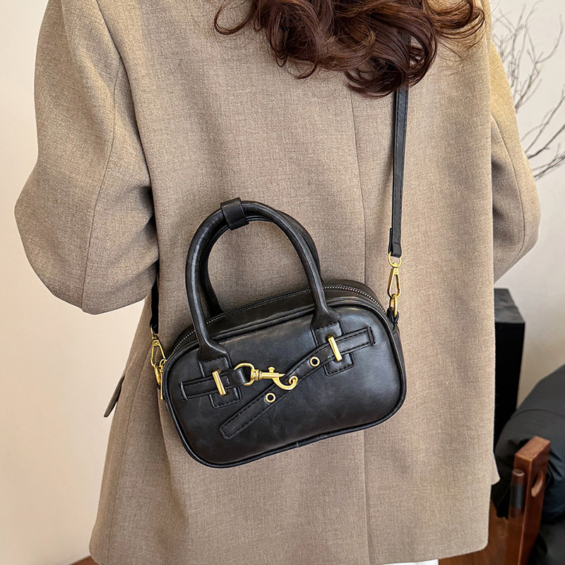 Korean niche design handbag for women, 2024 new retro commuter Boston bag, casual and versatile crossbody bag Application Scenario