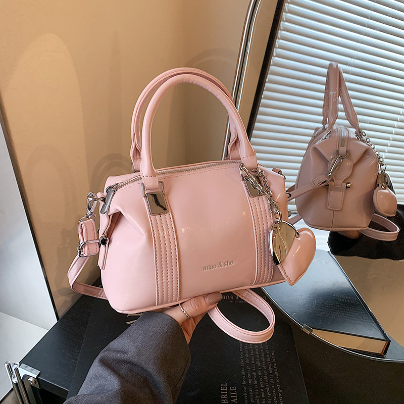 Retro and fashionable bowling handbag 2025 new style Boston pillow bag crossbody bag Casual Japanese and Korean single-shoulder bag details Picture