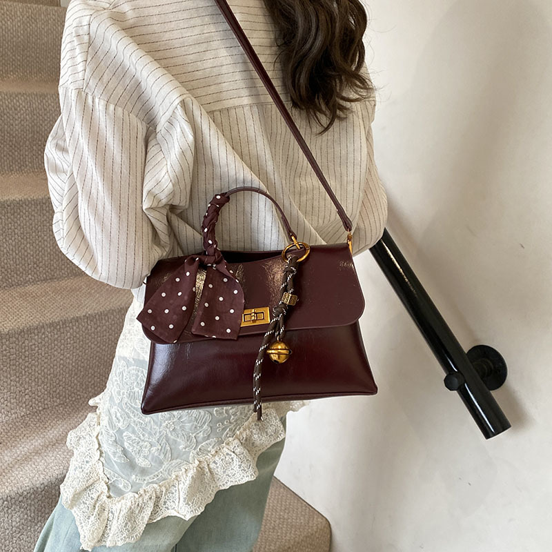 High-end and simple small bag for women 2025, a fashionable new hand-held small square bag, stylish and versatile for commuting, a crossbody small square bag full figure